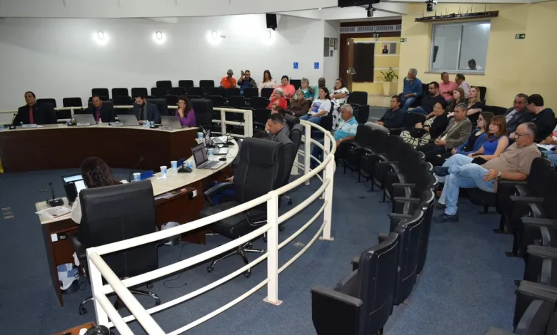 Vereadores de Paraguaçu Paulista apresentam requerimentos para obter informações sobre temas importantes que afetam a população do município, como transporte de artistas e contaminação de águas.