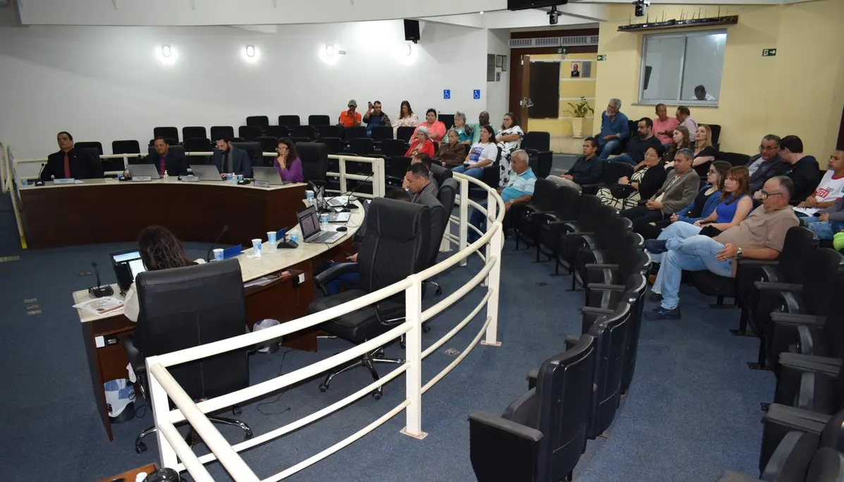 Vereadores de Paraguaçu Paulista Pedem Informações sobre Temas que Afetam a População 14 Vereadores de Paraguaçu Paulista apresentam requerimentos para obter informações sobre temas importantes que afetam a população do município, como transporte de artistas e contaminação de águas.