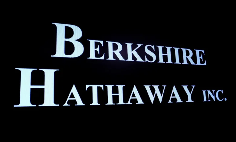 Warren Buffett reduz aplicações em ações e aumenta caixa da Berkshire Hathaway 1 Warren Buffett reduz aplicações em ações, aumentando posição de caixa da Berkshire Hathaway para US$ 382 bilhões, um recorde histórico.