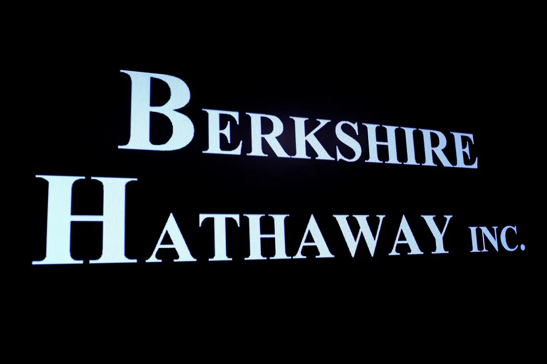 Warren Buffett reduz aplicações em ações, aumentando posição de caixa da Berkshire Hathaway para US$ 382 bilhões, um recorde histórico.