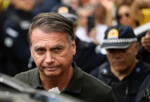 Ex-presidente Jair Bolsonaro deixa hospital após cirurgia, STF julga recursos por planejar golpe. Consequências importantes podem afetar o ex-presidente.