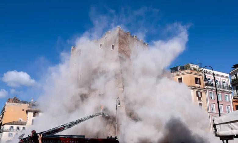 Torre medieval desaba em Roma durante obras de restauração, deixando feridos no local do Fórum Romano.