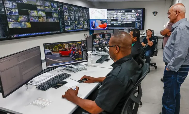 A USP adota um sistema de monitoramento avançado com câmeras, drones e inteligência artificial para garantir a segurança da comunidade universitária e detectar eventos suspeitos com antecedência.