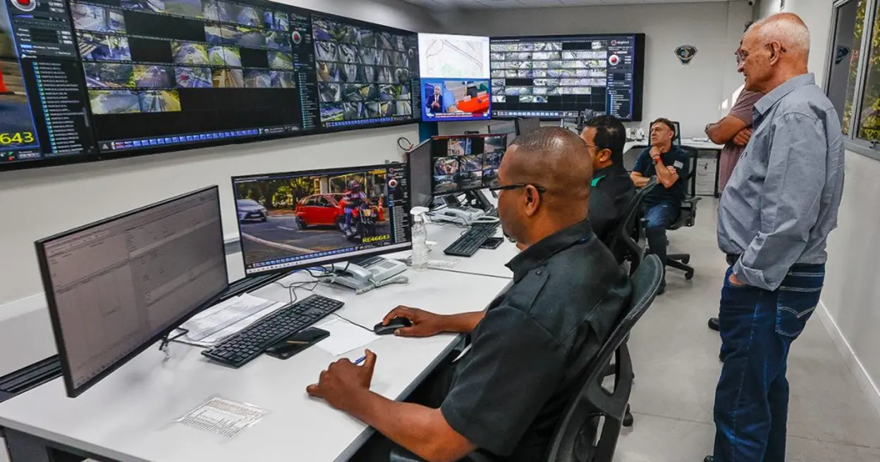 A USP adota um sistema de monitoramento avançado com câmeras, drones e inteligência artificial para garantir a segurança da comunidade universitária e detectar eventos suspeitos com antecedência.