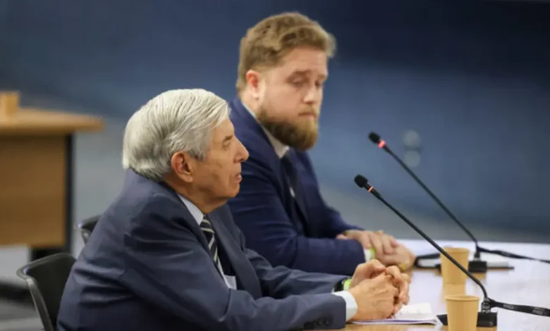 Advogado de Augusto Heleno apresenta explicações ao ministro Alexandre de Moraes sobre o estado de saúde do general, condenado a 21 anos de prisão por suposto plano de golpe de Estado.