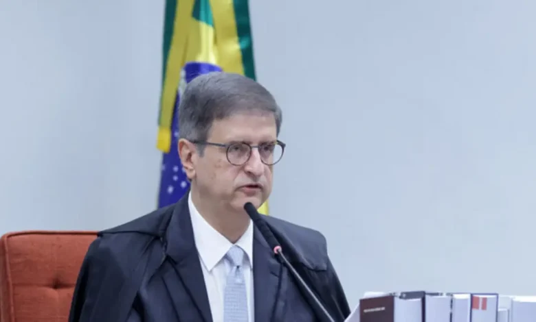 Senado Federal decidirá futuro do Procurador-Geral Paulo Gonet em sabatina marcada para hoje, após críticas pela falta de independência em relação a Alexandre de Moraes.