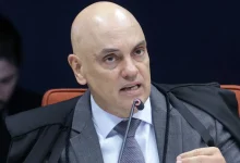 Ministro Alexandre de Moraes condena ex-oficiais da Polícia Militar do Distrito Federal por omissão em atos golpistas em 8 de janeiro. Além de perda de cargos, eles pagam R$ 30 milhões em reparação por danos morais coletivos.