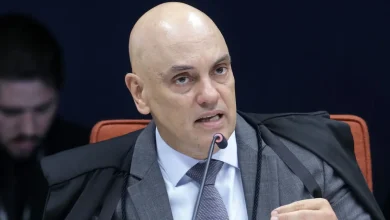 Ministro Alexandre de Moraes condena ex-oficiais da Polícia Militar do Distrito Federal por omissão em atos golpistas em 8 de janeiro. Além de perda de cargos, eles pagam R$ 30 milhões em reparação por danos morais coletivos.