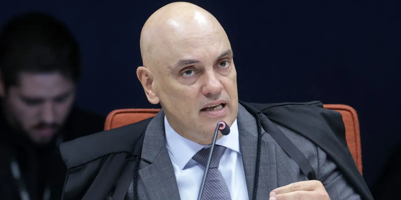 Alexandre de Moraes Condena Ex-Oficiais da Polícia Militar do Distrito Federal 14 Ministro Alexandre de Moraes condena ex-oficiais da Polícia Militar do Distrito Federal por omissão em atos golpistas em 8 de janeiro. Além de perda de cargos, eles pagam R$ 30 milhões em reparação por danos morais coletivos.
