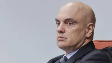 Ministro do STF condena ex-oficiais da Polícia Militar do Distrito Federal por omissão durante os eventos do 8 de janeiro. Multa de R$ 30 milhões e perda de cargos recomendados.