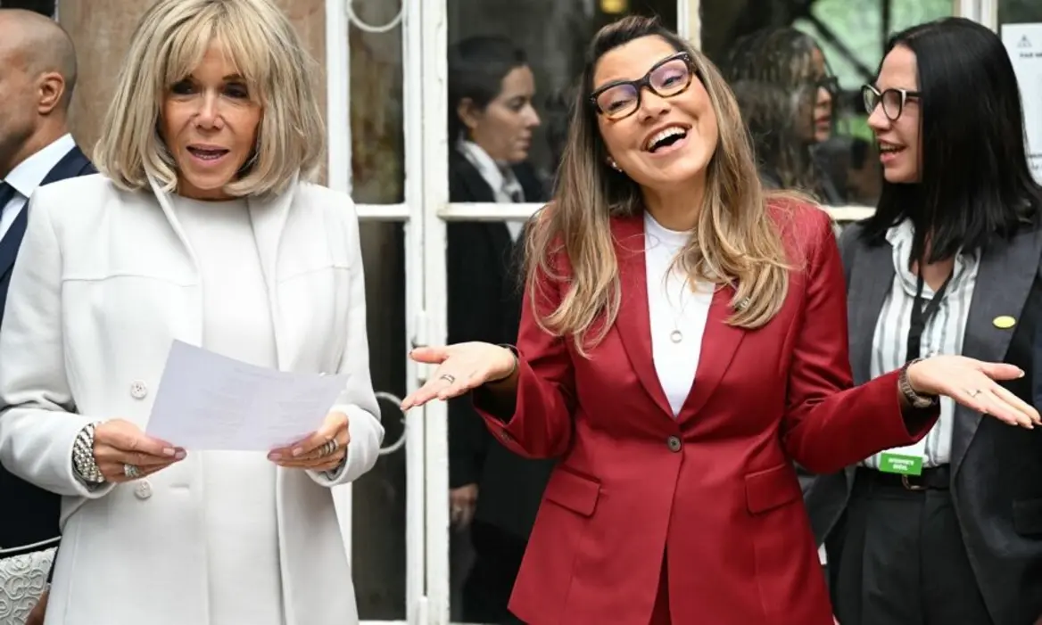 Brigitte Macron e estilistas brasileiros se reúnem em evento investido pelo Apex 14 Apex investiu R$ 344.462,40 em evento que reuniu estilistas brasileiros e Brigitte Macron, parte de uma agenda empresarial da missão oficial do governo brasileiro à França.