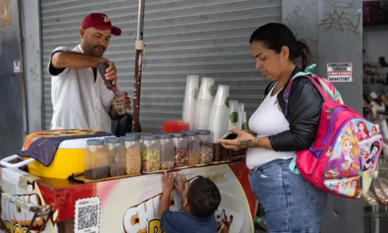 Venezuela completa um ano sem números oficiais sobre a inflação, afetando empresas, consumidores e produtores em meio a uma grande incerteza econômica.