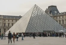 Investigação da polícia francesa revela que roubo no Museu do Louvre foi obra de pequeno grupo de indivíduos locais, não criminosos organizados, em Paris.