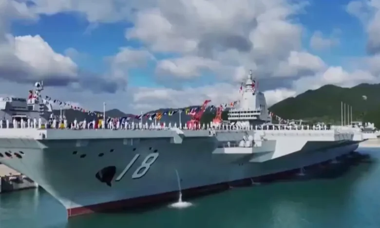 China Lança Porta-Aviões Fujian 5 A China lança o porta-aviões Fujian, seu navio mais avançado, com capacidade de operar aeronaves de alta tecnologia e radar de alerta antecipado, reforçando sua influência regional e poder naval.