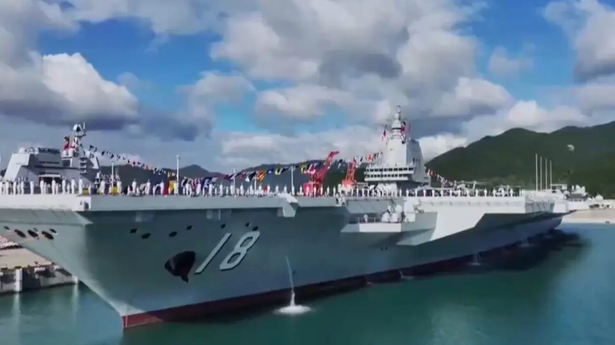 China Lança Porta-Aviões Fujian 14 A China lança o porta-aviões Fujian, seu navio mais avançado, com capacidade de operar aeronaves de alta tecnologia e radar de alerta antecipado, reforçando sua influência regional e poder naval.