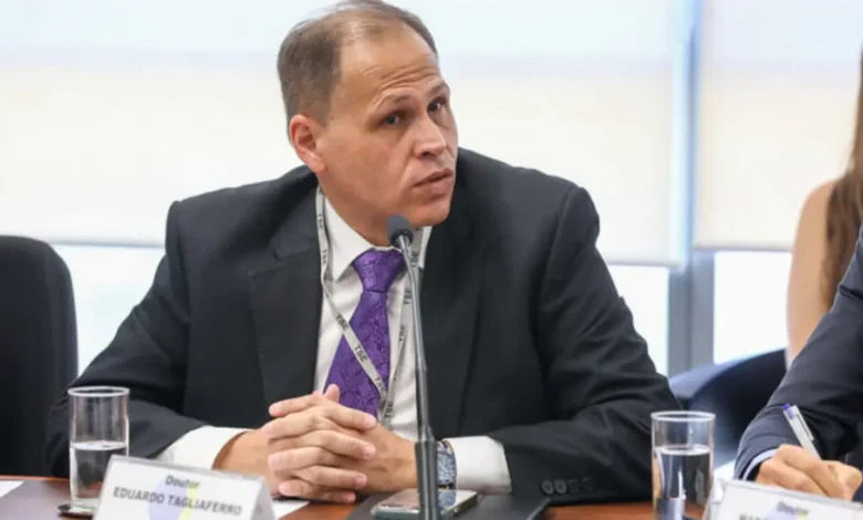 Advogado Paulo Faria apresenta arguição de suspeição contra Alexandre de Moraes, ministro do Supremo Tribunal Federal, por obstrução de investigação e coação no curso do processo.