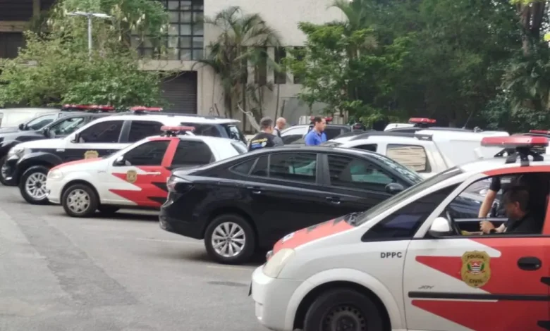 Operação Garrafa Legal combate comércio de bebidas adulteradas na Grande São Paulo, apreendendo substâncias perigosas e conscientizando consumidores sobre a importância da autenticidade dos produtos.