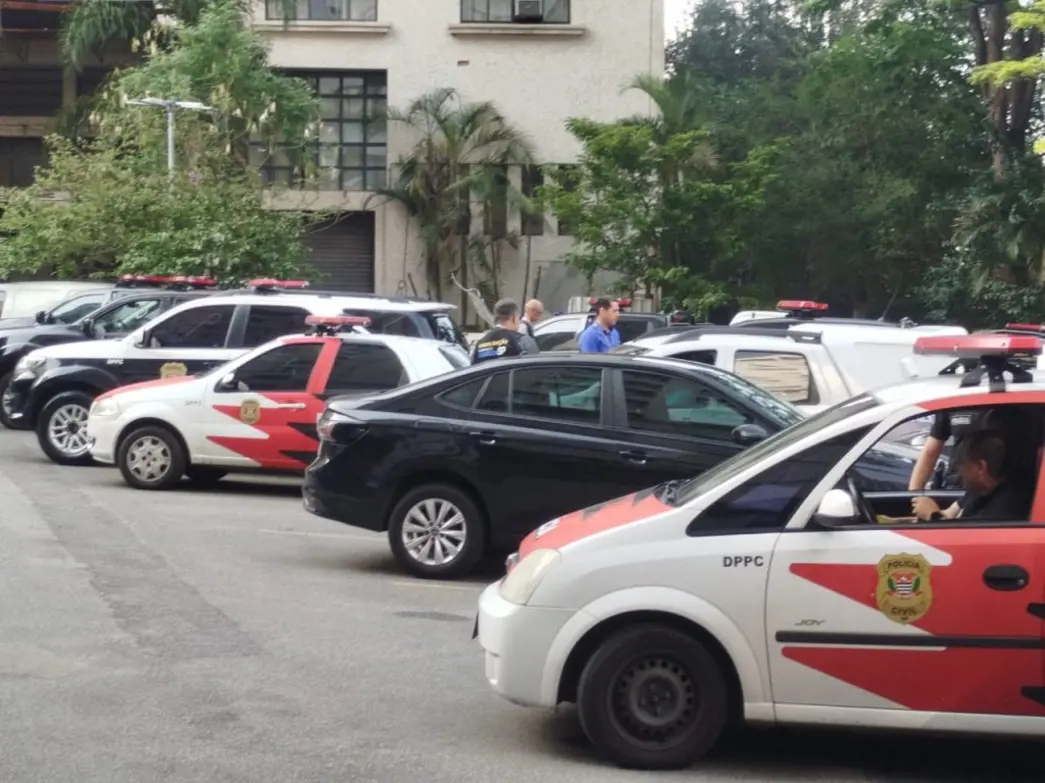 Operação Garrafa Legal combate comércio de bebidas adulteradas na Grande São Paulo, apreendendo substâncias perigosas e conscientizando consumidores sobre a importância da autenticidade dos produtos.