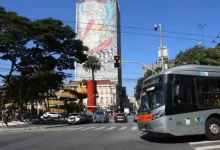 Plano de Segurança Viária do Governo de SP prioriza transporte público para reduzir óbitos no tráfego em São Paulo, com foco em acessibilidade e eficiência.