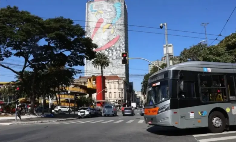 Plano de Segurança Viária do Governo de SP prioriza transporte público para reduzir óbitos no tráfego em São Paulo, com foco em acessibilidade e eficiência.