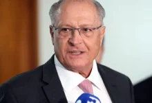 Crise dos semicondutores atinge o Brasil, afetando o setor automotivo e cadeias produtivas, com o governo chinês oferecendo exceções ao embargo para garantir o fornecimento.