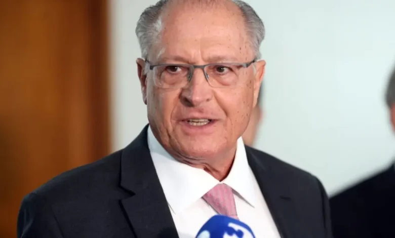 Crise dos semicondutores atinge o Brasil, afetando o setor automotivo e cadeias produtivas, com o governo chinês oferecendo exceções ao embargo para garantir o fornecimento.