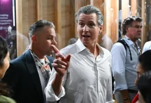 Ex-chefe de gabinete do governador da Califórnia, Dana Williamson, é presa e indiciada em 23 acusações de corrupção e fraude.