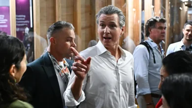 Ex-chefe de gabinete do governador da Califórnia, Dana Williamson, é presa e indiciada em 23 acusações de corrupção e fraude.