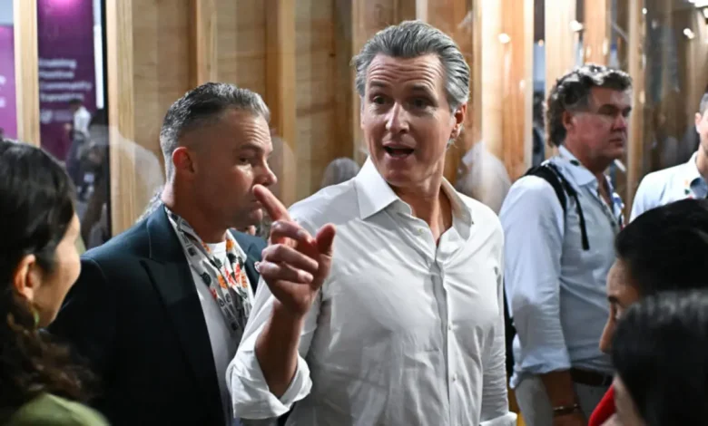 Ex-chefe de gabinete do governador da Califórnia, Dana Williamson, é presa e indiciada em 23 acusações de corrupção e fraude.