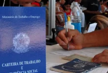 Mercado de trabalho brasileiro apresentou resultados mistos no terceiro trimestre de 2025, com regiões como Rio de Janeiro e Tocantins registrando reduções na taxa de desemprego.