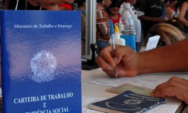 Mercado de trabalho brasileiro apresentou resultados mistos no terceiro trimestre de 2025, com regiões como Rio de Janeiro e Tocantins registrando reduções na taxa de desemprego.