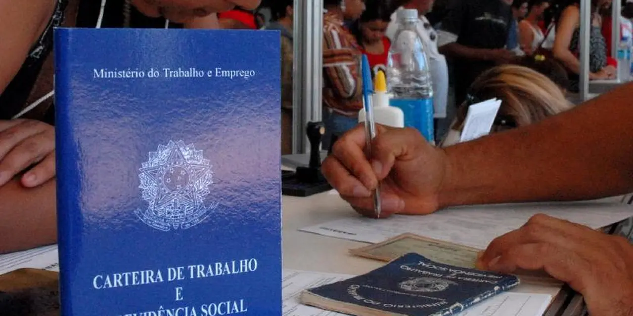 Mercado de trabalho brasileiro apresentou resultados mistos no terceiro trimestre de 2025, com regiões como Rio de Janeiro e Tocantins registrando reduções na taxa de desemprego.