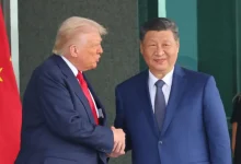 China suspende por 1 ano tarifa adicional de 24% sobre produtos dos EUA. Medida faz parte de trégua comercial entre China e EUA, visando normalizar relações comerciais.