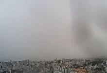 Chuvas intensas em Belo Horizonte aumentam o risco de deslizamentos e quedas de muros. Alertas de defesa civil até quarta-feira, com chuvas previstas para continuar nos próximos dias.