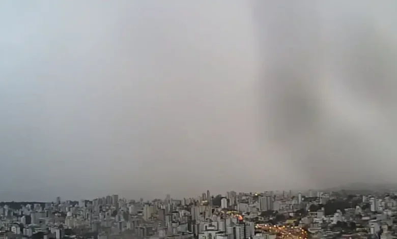 Chuvas intensas em Belo Horizonte aumentam o risco de deslizamentos e quedas de muros. Alertas de defesa civil até quarta-feira, com chuvas previstas para continuar nos próximos dias.