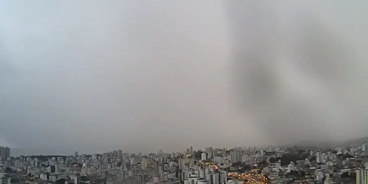 Chuvas intensas em Belo Horizonte aumentam risco de deslizamentos e quedas de muros. 14 Chuvas intensas em Belo Horizonte aumentam o risco de deslizamentos e quedas de muros. Alertas de defesa civil até quarta-feira, com chuvas previstas para continuar nos próximos dias.