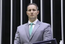 Câmara discute projeto antifacção, com presidente anunciando votação ainda nesta terça-feira, apesar de não haver acordo entre partidos.