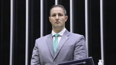 Câmara discute projeto antifacção, com presidente anunciando votação ainda nesta terça-feira, apesar de não haver acordo entre partidos.