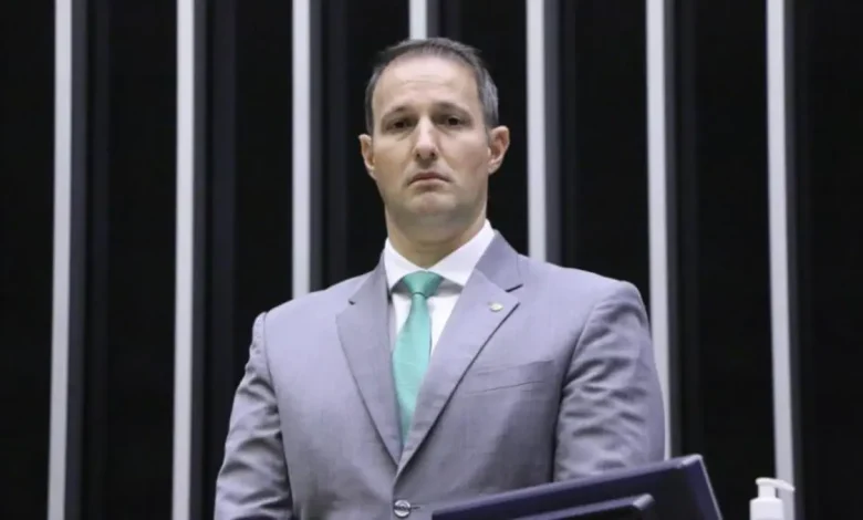 Câmara discute projeto antifacção, com presidente anunciando votação ainda nesta terça-feira, apesar de não haver acordo entre partidos.