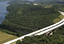 Caminhão obstaculiza tráfego no Rodoanel Mário Covas em SP após suposto sequestro e explosivos. Polícia Militar e GATE realizam varredura e liberam o tráfego após confirmar simulacro.