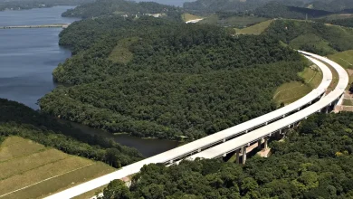 Caminhão obstaculiza tráfego no Rodoanel Mário Covas em SP após suposto sequestro e explosivos. Polícia Militar e GATE realizam varredura e liberam o tráfego após confirmar simulacro.