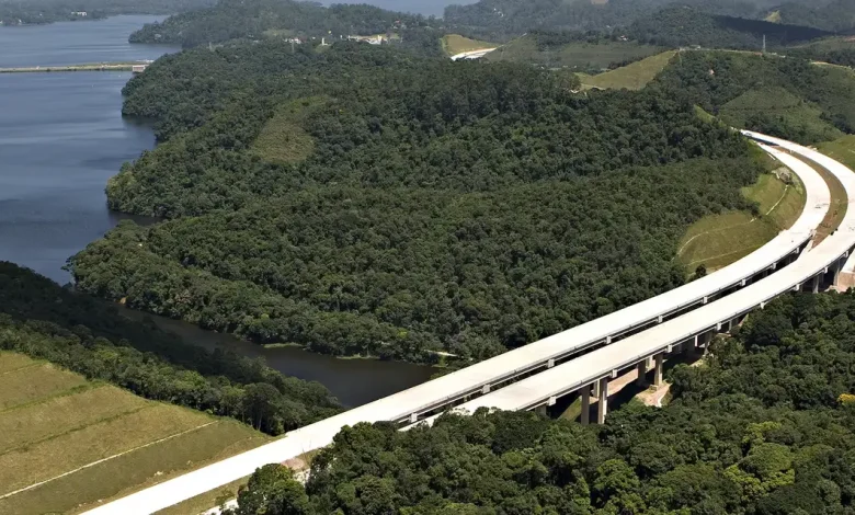 Caminhão obstaculiza tráfego no Rodoanel Mário Covas em SP após suposto sequestro e explosivos. Polícia Militar e GATE realizam varredura e liberam o tráfego após confirmar simulacro.