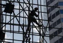 Incêndio em Hong Kong: 75 mortos, 76 feridos e 279 desaparecidos; causas investigadas; uso de andaimes de bambu suspeito.