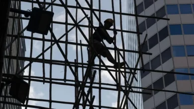 Incêndio em Hong Kong: 75 mortos, 76 feridos e 279 desaparecidos; causas investigadas; uso de andaimes de bambu suspeito.