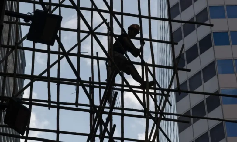 Incêndio em Hong Kong: 75 mortos, 76 feridos e 279 desaparecidos; causas investigadas; uso de andaimes de bambu suspeito.