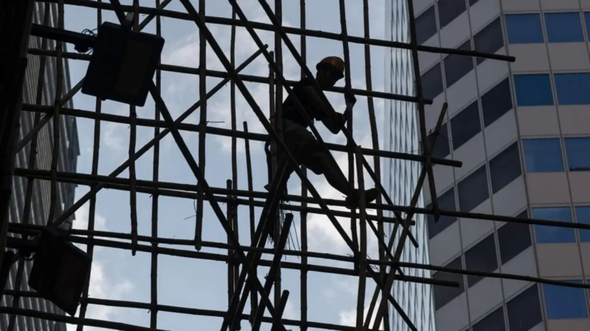 Incêndio em Hong Kong: 75 mortos, 76 feridos e 279 desaparecidos; causas investigadas; uso de andaimes de bambu suspeito.