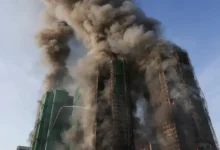 Tragédia em Hong Kong: incêndio destrutivo causa mais vítimas fatais, 128 mortos e 200 desaparecidos.