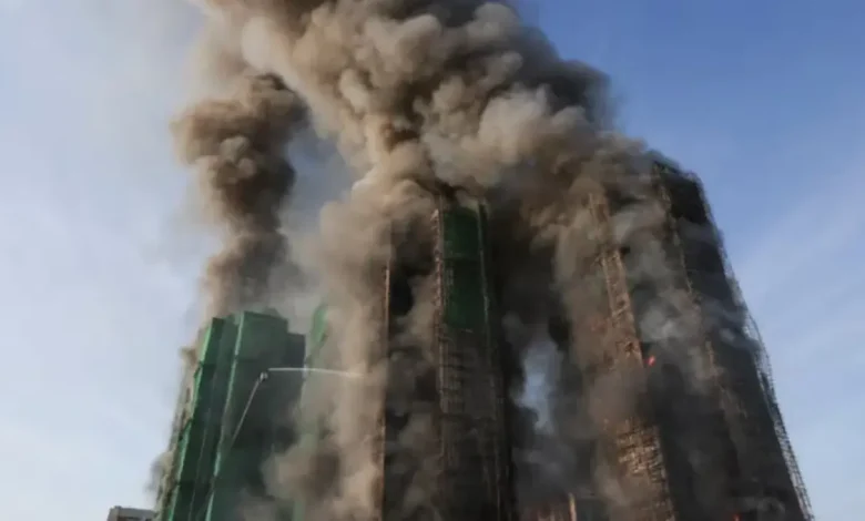 Tragédia em Hong Kong: incêndio destrutivo causa mais vítimas fatais, 128 mortos e 200 desaparecidos.