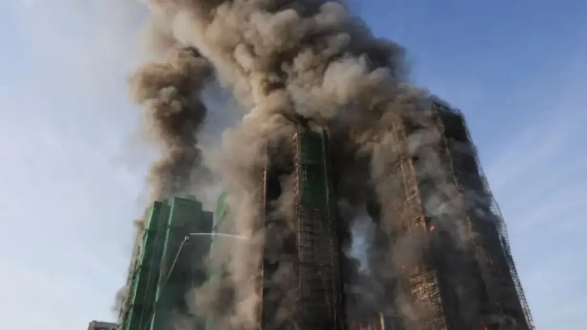Tragédia em Hong Kong: incêndio destrutivo causa mais vítimas fatais, 128 mortos e 200 desaparecidos.