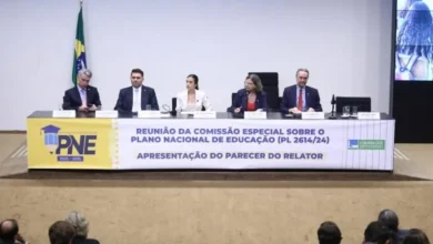 Política educacional brasileira em xeque: projeto do PNE compromete a qualidade da educação por mais uma década.